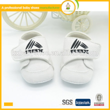 Tissu de coton doux et confortable blanc bébé chaussures de sport pour enfants